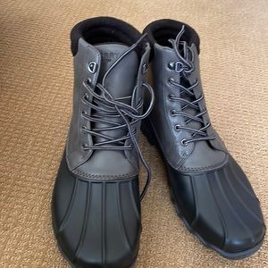 New in box Sperry avenue duck boots